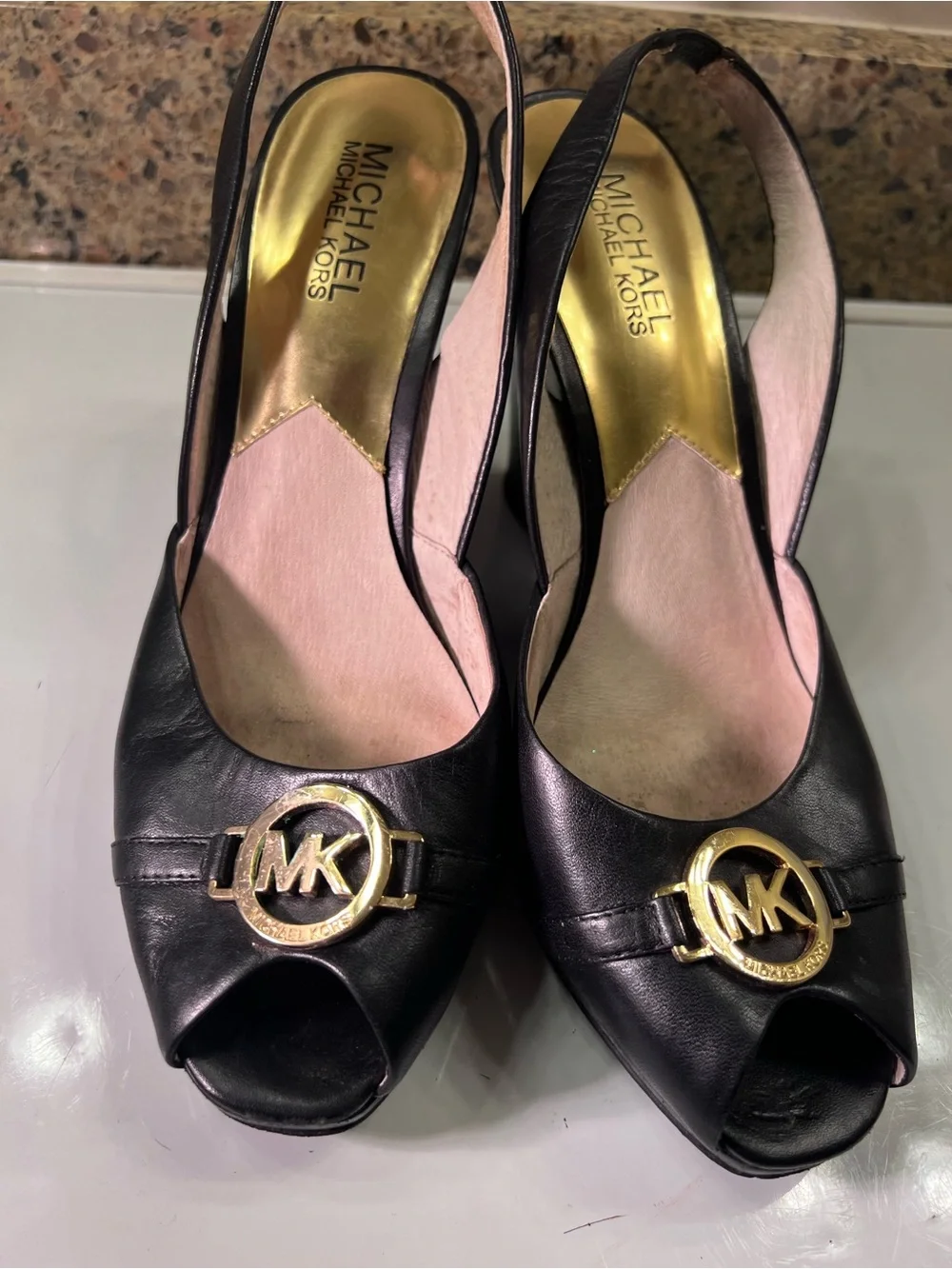 Michael Kors Sz 8.5 Black Leather Peep-Toe Slingback 4” Heels Gold MK Emblem